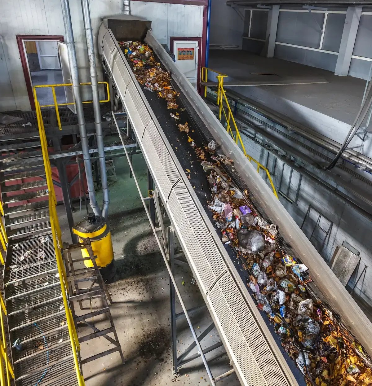 moving-conveyor-transporter-on-modern-waste-recycl-2025-03-05-12-27-11-utc